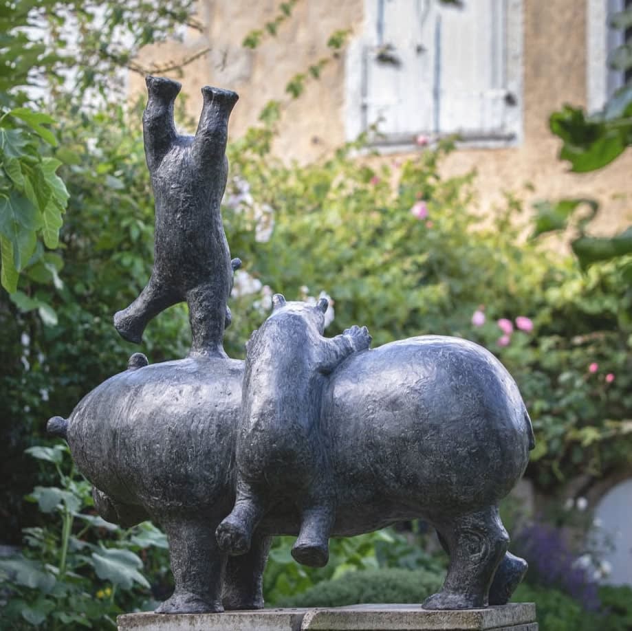 En pleine forme sculpture d'hippopotame Sophie Verger sculpture animalière sculpture en bronze sculpture contemporaine pour jardin sculpture art design de jardin design d'intérieur adorable hippopotame jouant et sautant dans les airs Galerie Art Yi Galerie d'art de Bruxelles