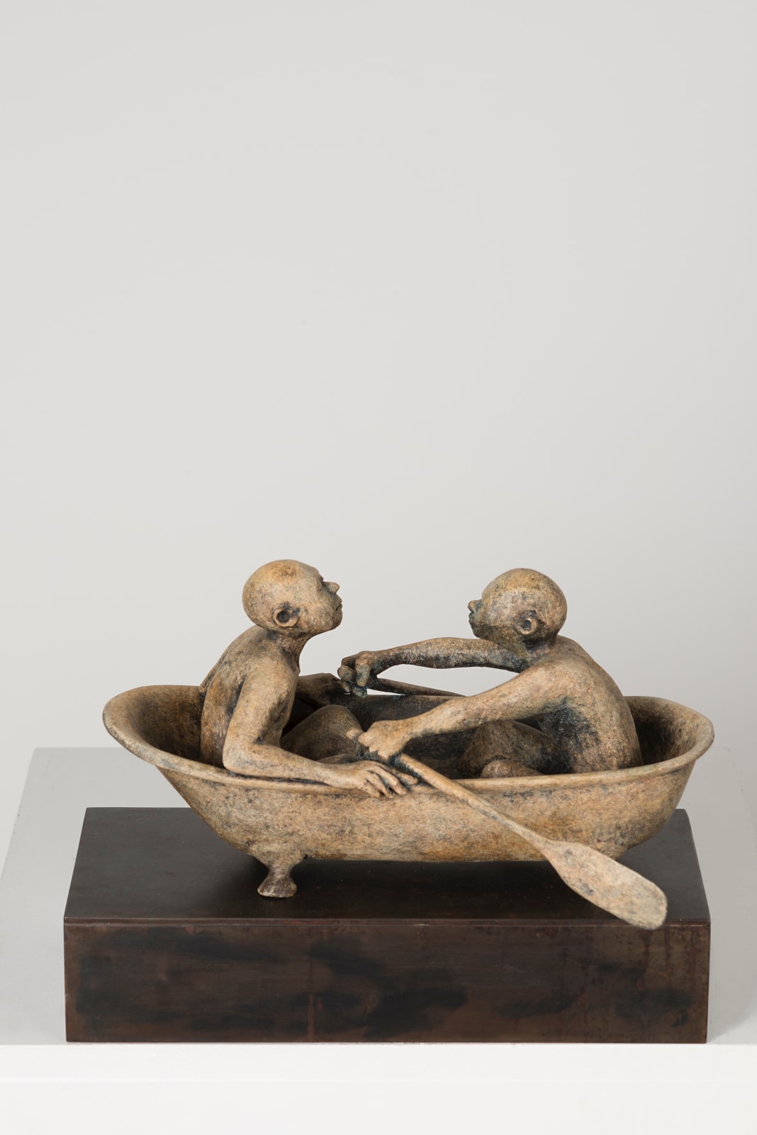 Un jour d'été dans la salle de bain lieven d'haese sculpture contemporaine en bronze sculpture de bateau Art Yi enfant sculpture rêve d'enfance galerie d'art à bruxelles