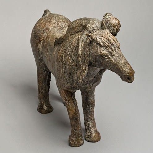 het geheime schattige kind en het schattige dier eigentijdse bronzen paardenbeeld sophie verger