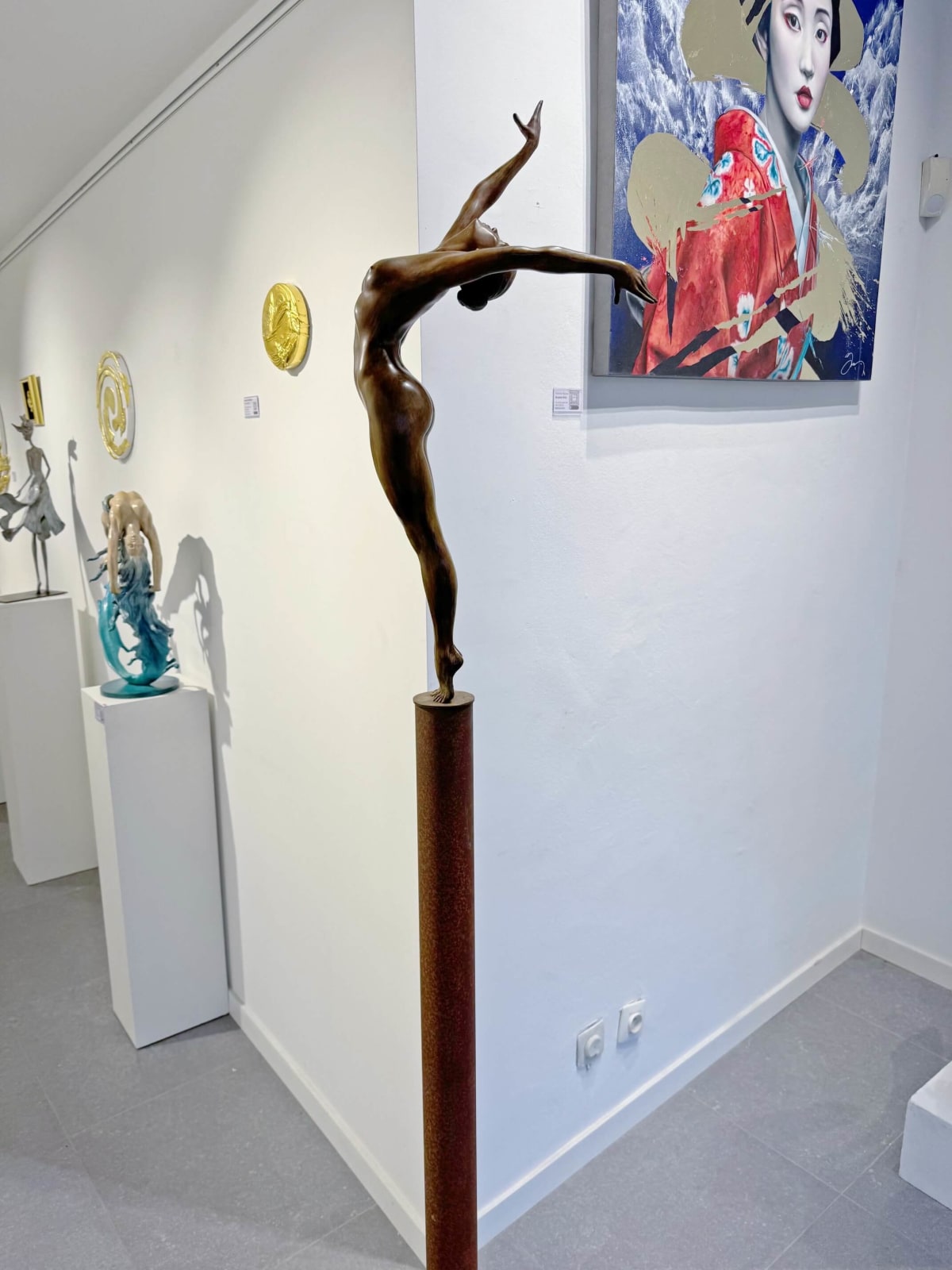 Shake it all off with me Marc de Corte dancing girl sculpture contemporary bronze sculpture naked dancing woman garden sculpture at Art Yi gallery in Brussels