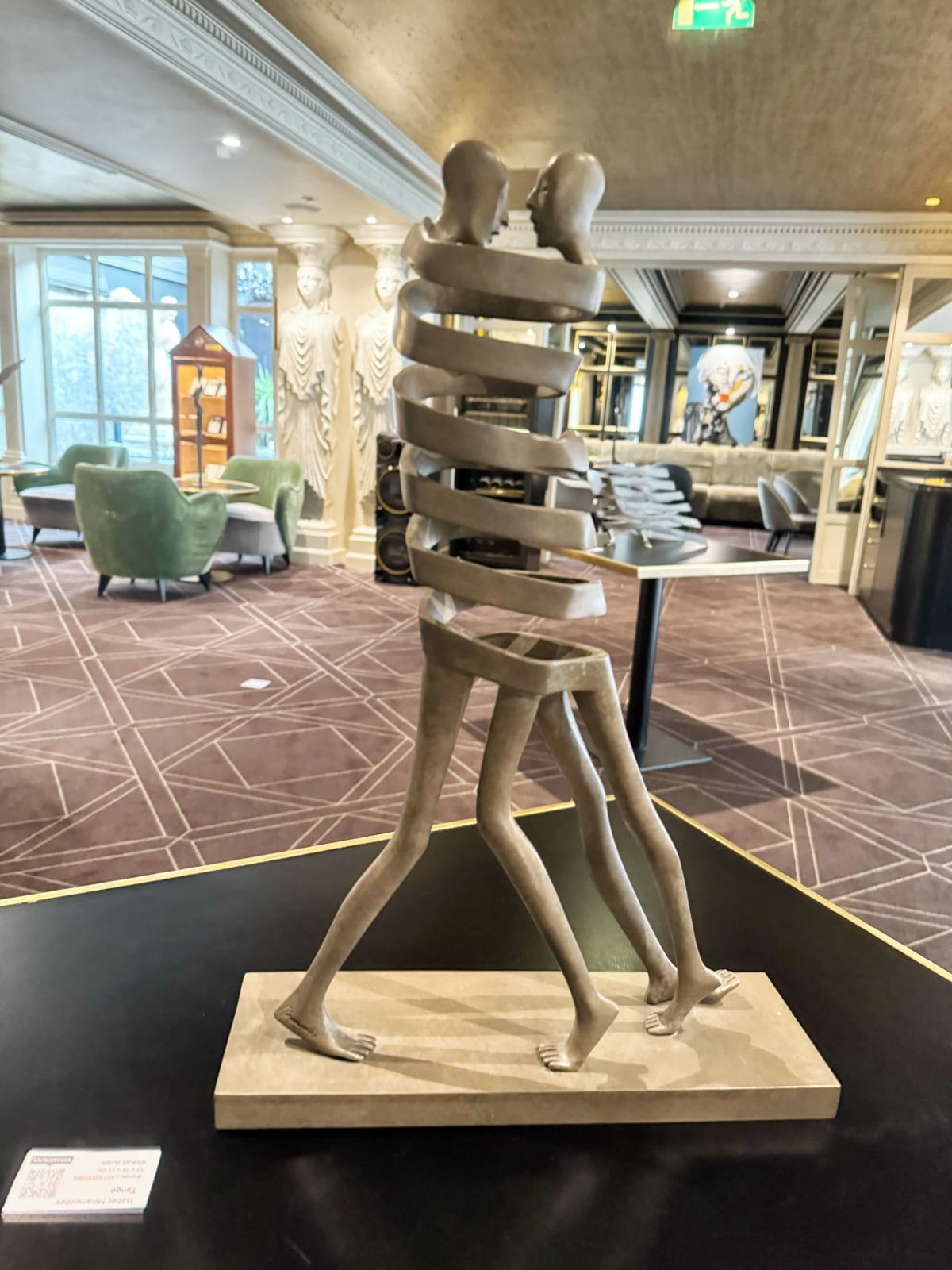 Tango-Tanzskulptur Isabel Miramontes Gartenskulptur Gartengestaltung Gartendekoration Kunst zeitgenössische Skulptur Bronzeskulptur Innenarchitektur im Hotel Barsey von Warwick Art Yi Galerie Brüsseler Kunstgalerie