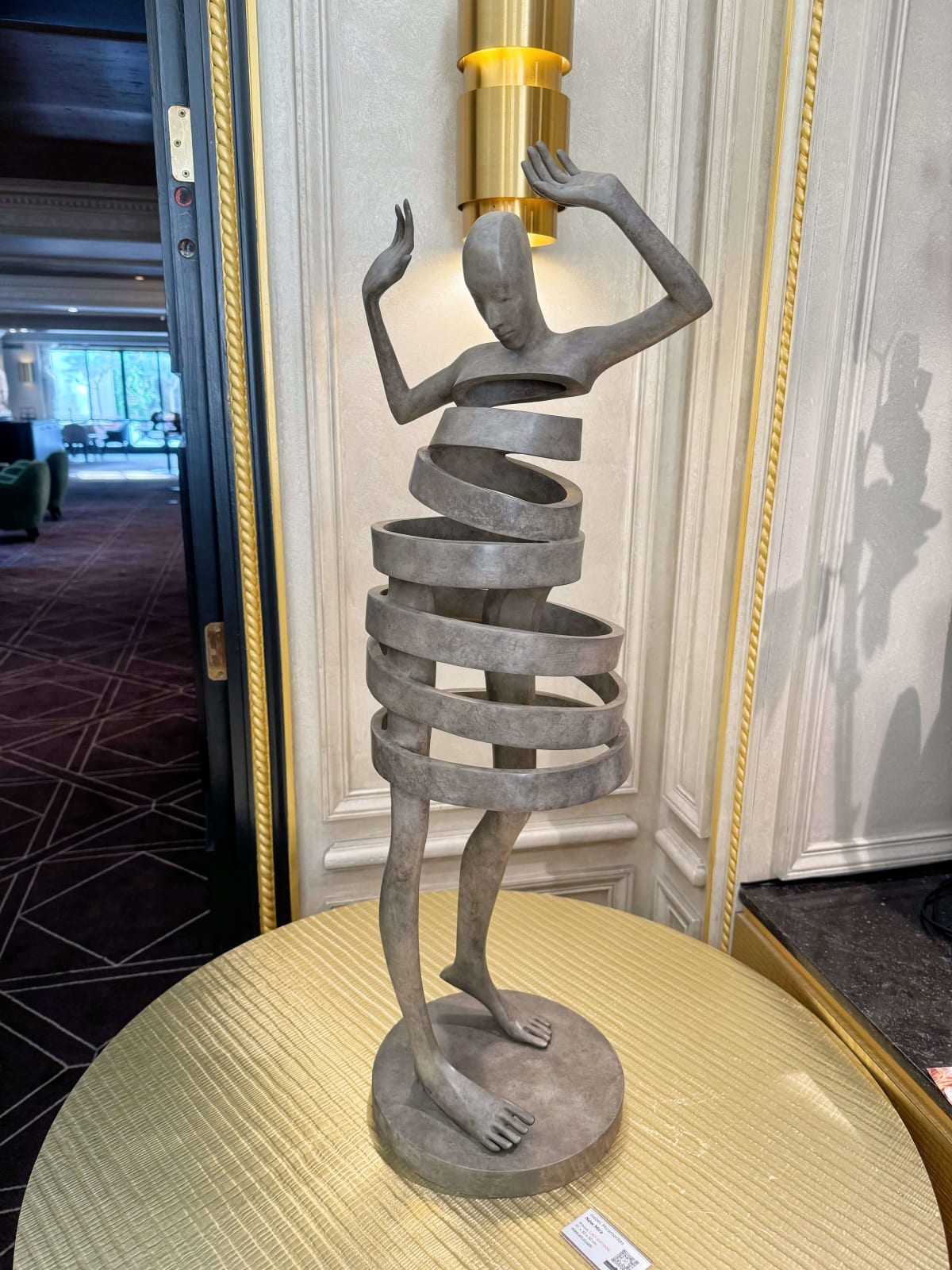 Nieuw mira-sculptuur dansend meisje Isabel Miramontes tuinsculptuur hedendaagse sculptuur bronzen sculptuur interieurontwerp in hotel Barsey door Warwick Art Yi-galerij Kunstgalerij in Brussel