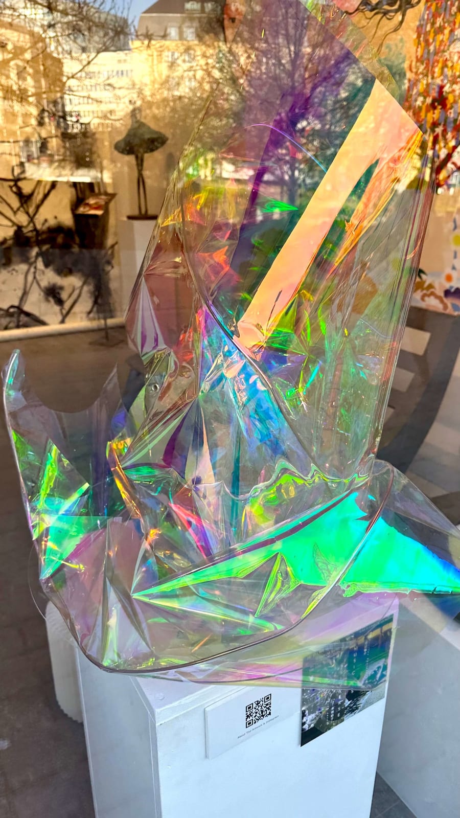 Selfvers kunst licht yuiko rayka roterend licht kunst hedendaagse installatiekunst interieur design japanse kunstenaar brussels kunstgallerij kunst yi