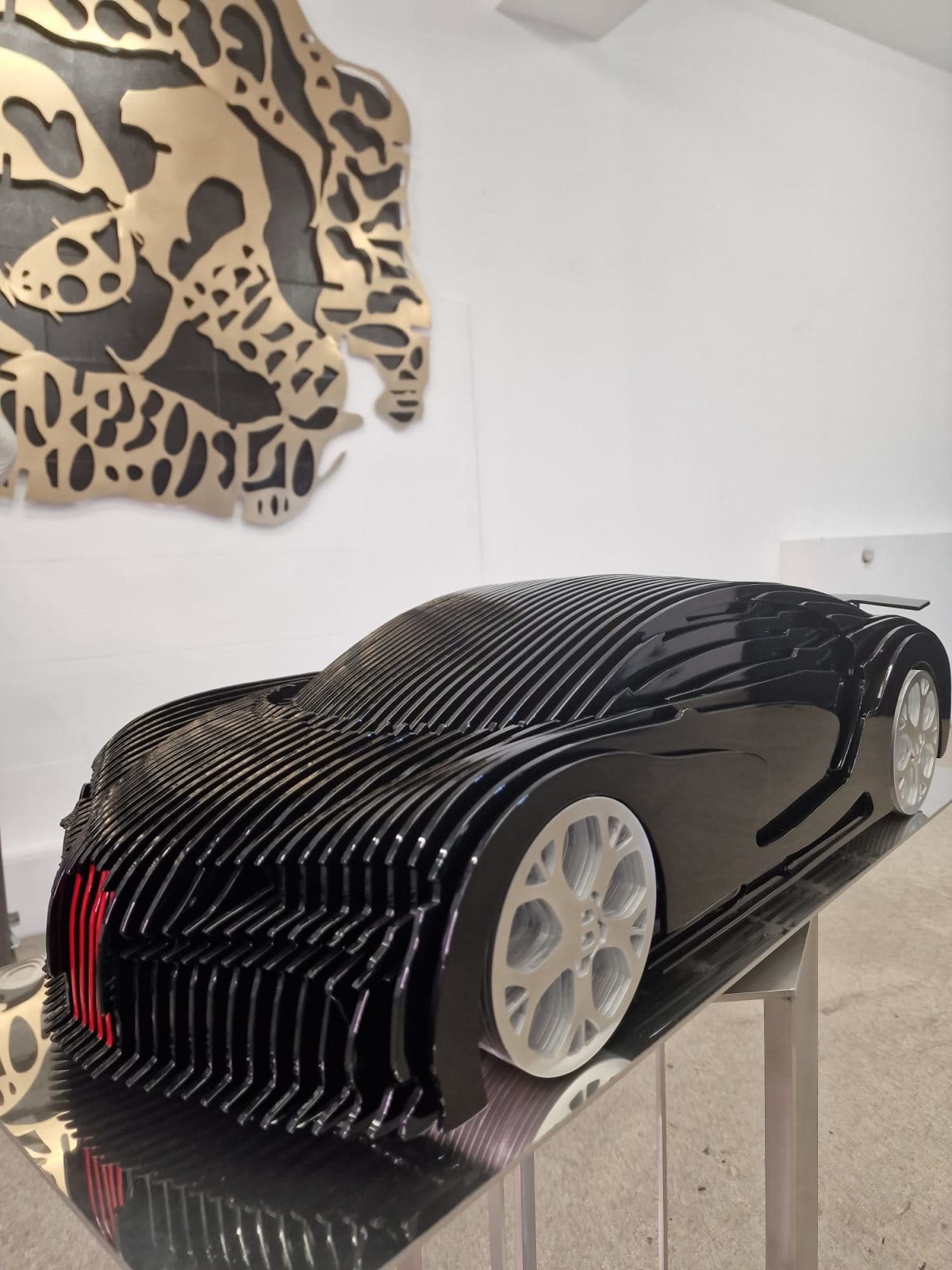Chirona schwarze Luxus-Rennwagenskulptur Jean Paul Kala zeitgenössische Autoskulptur Art Yi-Galerie Brüsseler Kunstgalerie