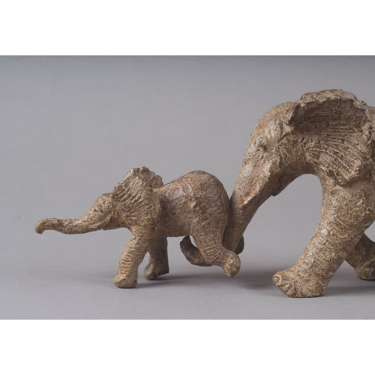 On the savannah elephant sculpture elephant familly sculpture of Sophie Verger bronze sculpture animal sculpture contemporary sculpture art a family of elephant walking forward together all in happiness Art Yi gallery Brussels art gallery
