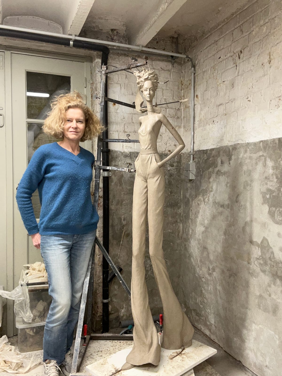 Mon chemin sculpture femme contemporaine Hedwige Leroux sculpture de jardin sculpture monumentale art contemporain une sculpture de fille qui marche sculpture de jardin art de jardin une sculpture de fille à la mode Galerie Art Yi Galerie d'art de Bruxelles