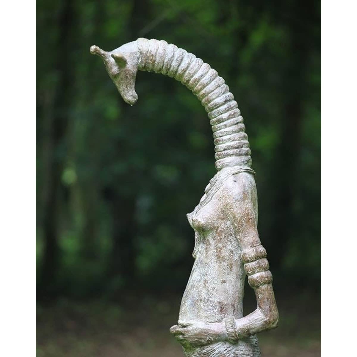 zwangere giraffe tuinsculptuur dierensculptuur hedendaagse bronzen sculptuur een moeder die haar buik aanraakt ART YI-galerij Kunstgalerij Brussel