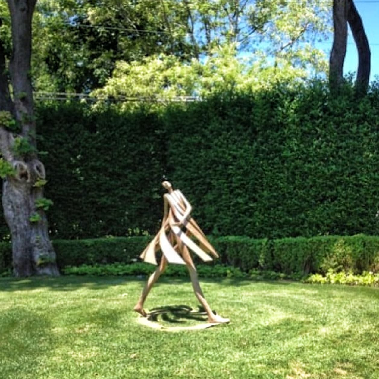 primavera printemps belle fille dans sa robe tournante abstrait contemporain bronze sculpture de jardin sculpture monumentale isabel miramontes décoration de jardin design art yi galerie bruxelles
