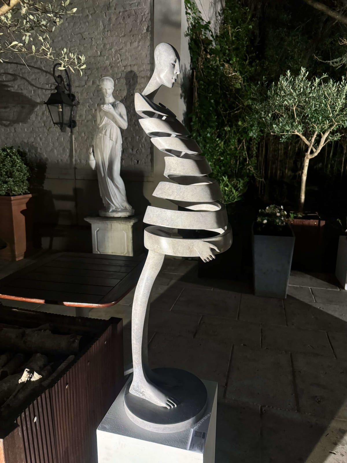 Mimosa-Tänzerin-Skulptur Isabel Miramontes Gartenskulptur zeitgenössische Skulptur Bronzeskulptur Innenarchitektur im Hotel Barsey von Warwick Art Yi Galerie Brüsseler Kunstgalerie