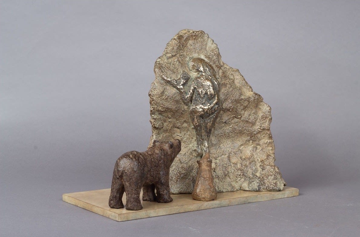 Scultura di orso preistorico Sophie Verger scultura di animali collezione di orsi scultura contemporanea due piccoli orsi visitano una roccia con dipinto di una donna preistorica collezione d'arte Galleria Art Yi Galleria d'arte di Bruxelles