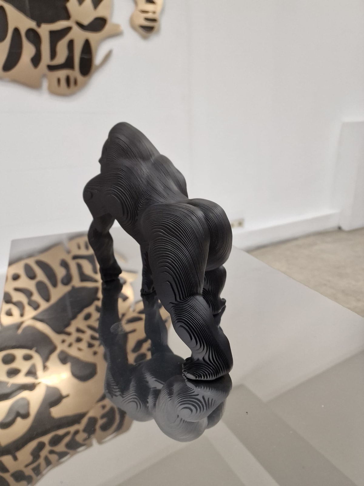 sculpture de gorille matata sculpture de singe noir king kong Jean Paul kala art contemporain sculpture animale art Galerie Art Yi Galerie d'art de Bruxelles