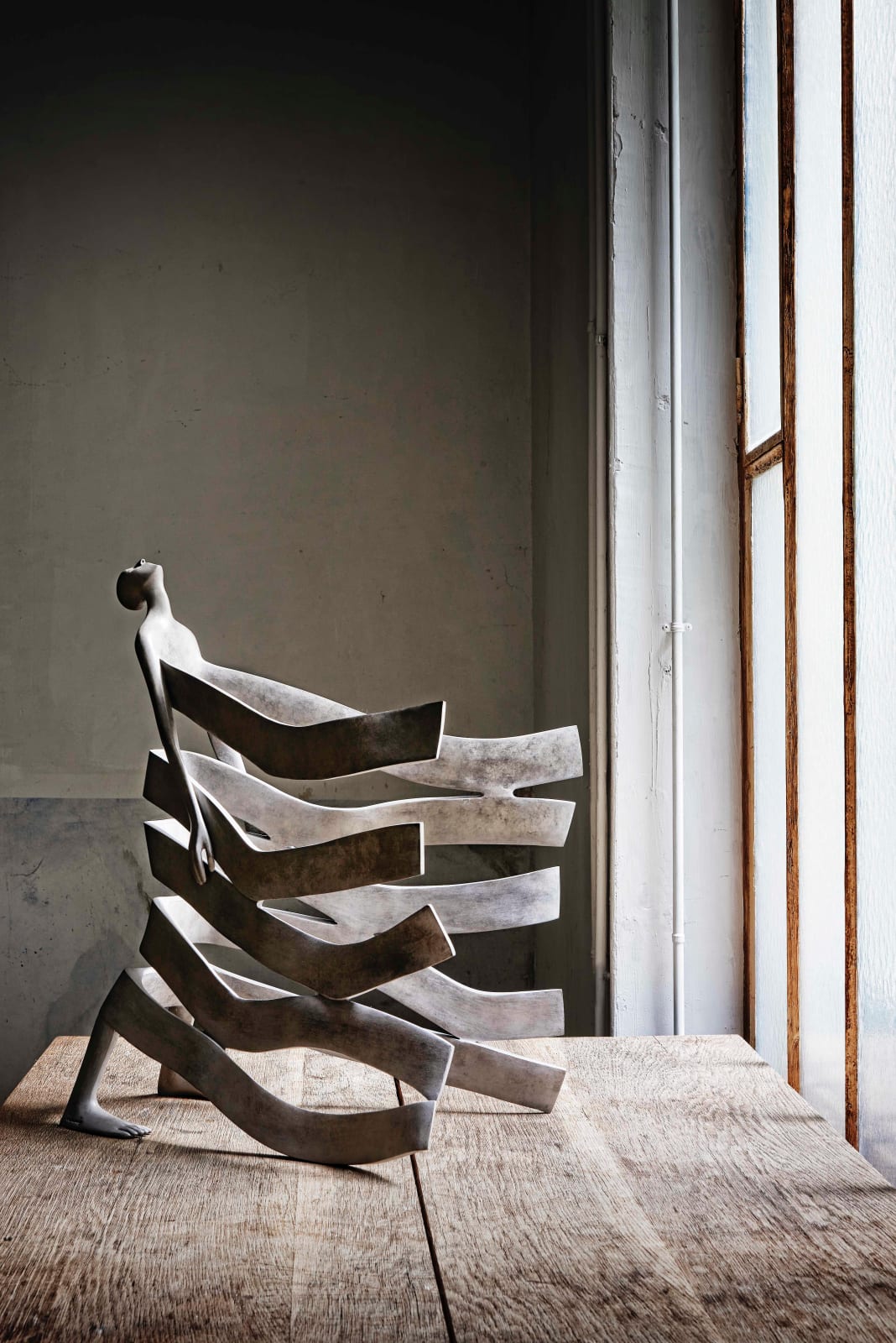 Isabel miramontes sculpture contemporaine en bronze art abstrait sculpture décoration design minimalisme Nirvana un homme sculpture au bord de la mer recevant le vent et la vague