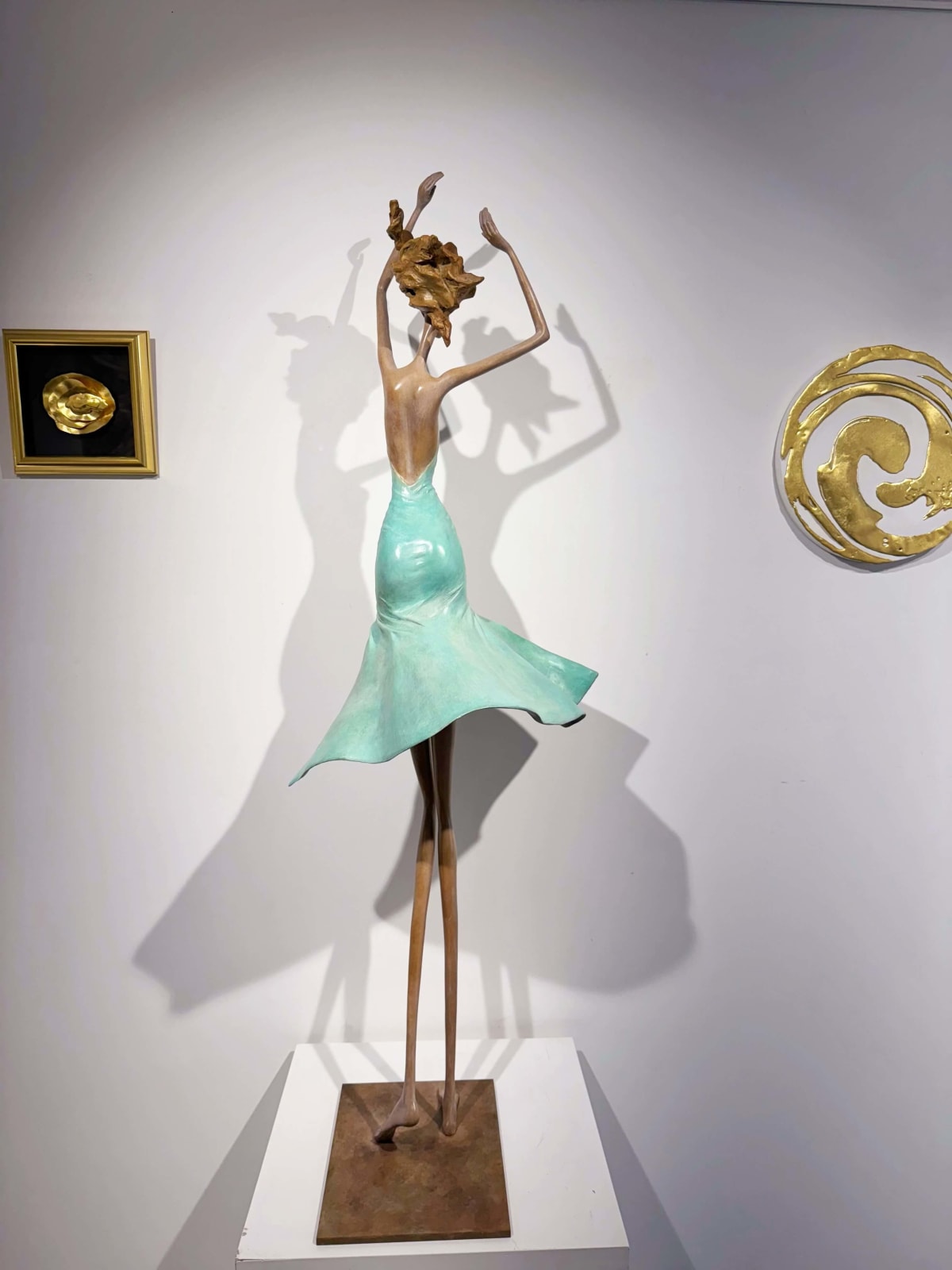 Maanlicht dansend meisje sculptuur van Hedwige Leroux hedendaagse bronzen sculptuur danseres vrouw sculptuur een meisje in een groene jurk die vrijelijk danst Art Yi galerie in Brussel