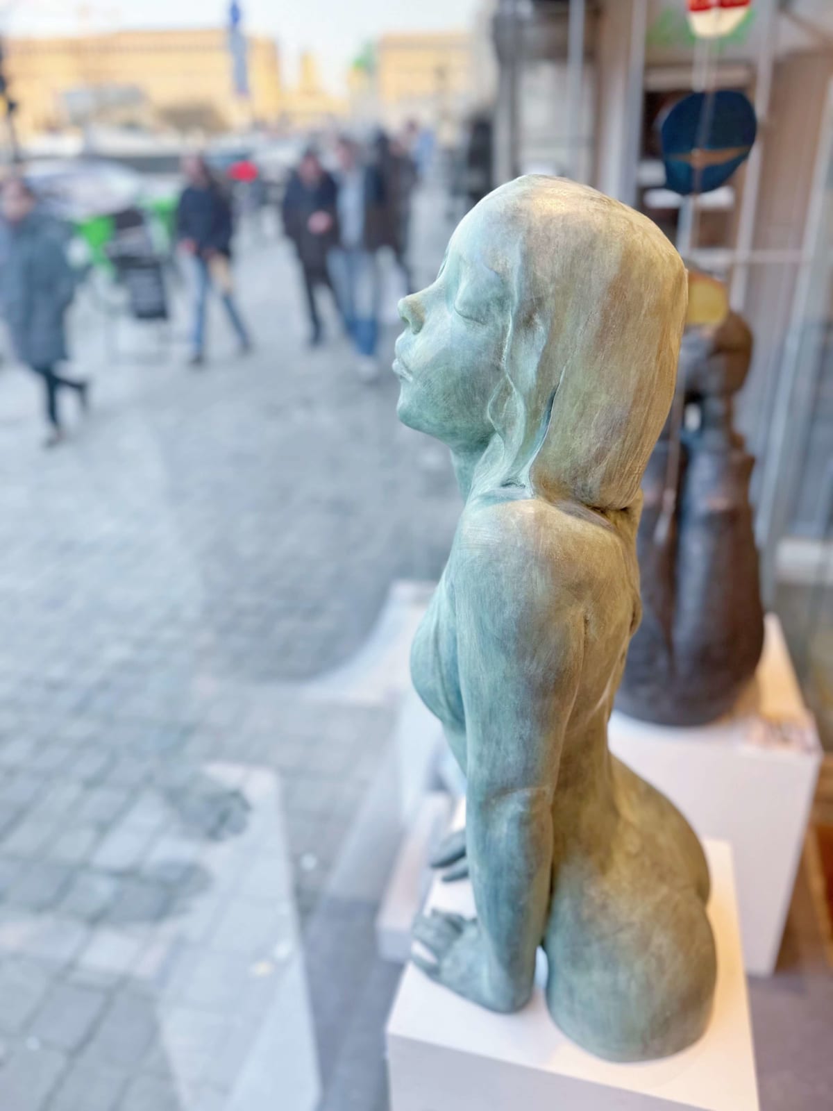 La façon dont je grandis Marc de Corte sculpture femme nageuse sculpture nageuse sculpture fille nageuse sculpture sculpture de jardin sculpture en bronze sculpture contemporaine Galerie Art Yi Galerie d'art de Bruxelles