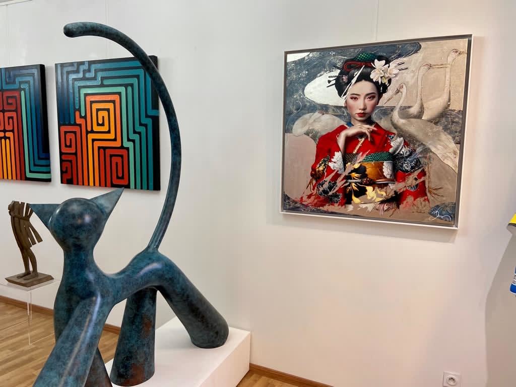 Gold and water Damien Bassez beautiful japanese geisha woman in kimono contemporary japanese painting of figuration Art Yi gallery Brussels art gallery