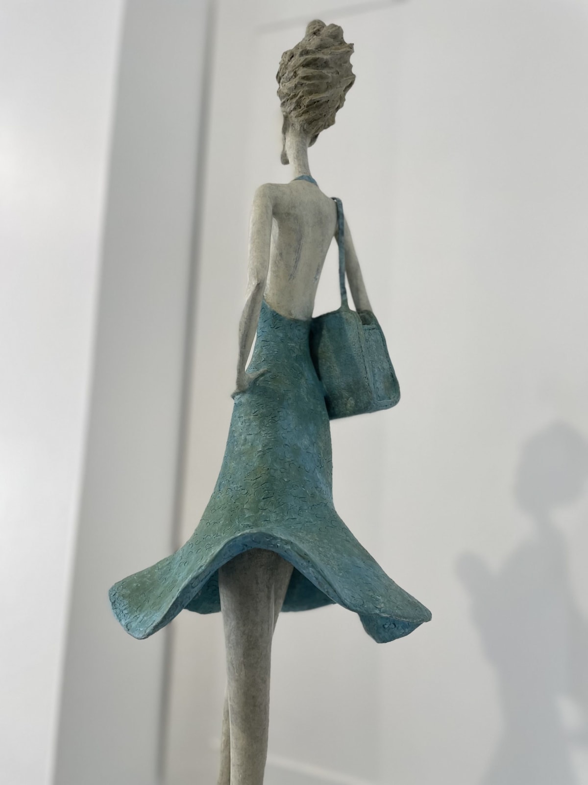 la cinquième avenue femme sculpture une jeune fille portant son chihuahua dans un sac sculpture figurative art contemporain Hedwige Leroux Galerie Art Yi Galerie d'art de Bruxelles