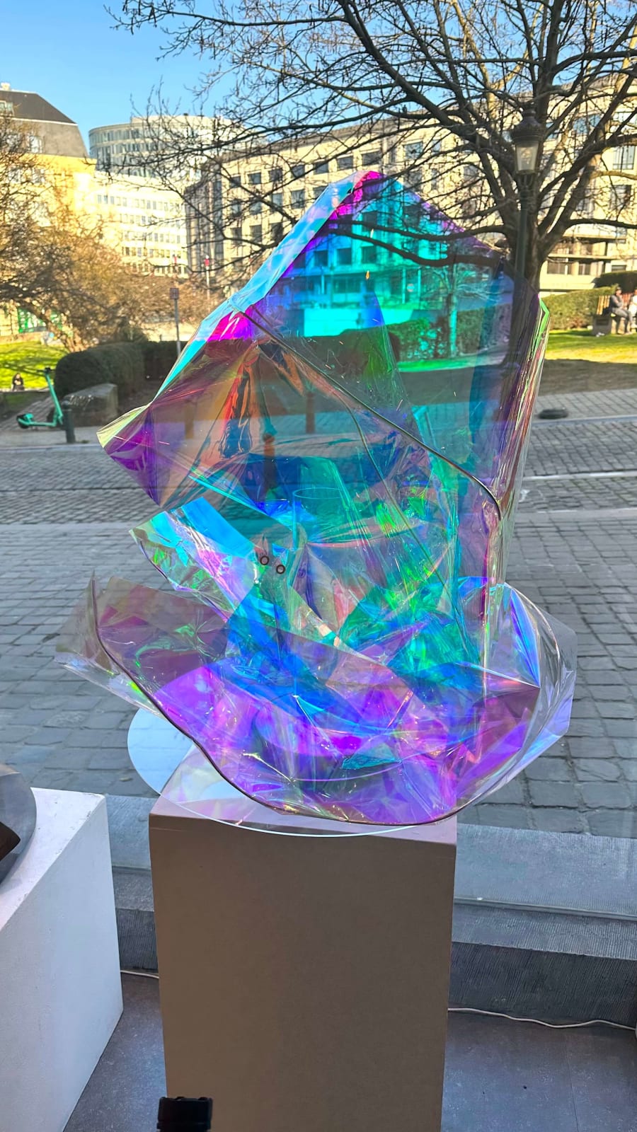 Selfvers art lumière yuiko rayka lumière tournante art installation contemporaine art design d'intérieur artiste japonais bruxelles galerie d'art art yi