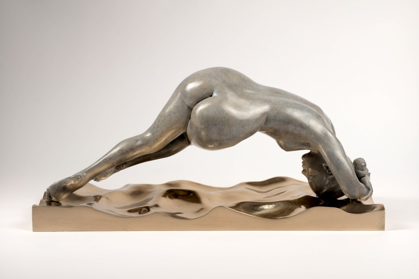 liang binbin Brug naakt zwemmende vrouw springend op een gouden water vrouwensculptuur zwemsculptuur bronzen sculptuur hedendaagse beeldhouwkunst Art Yi-galerij Kunstgalerij in Brussel Art Yi-galerij Kunstgalerij Brussel