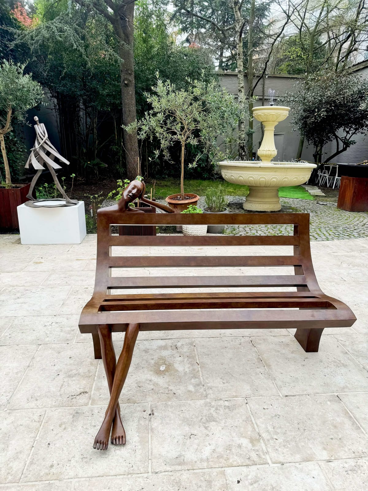 Daydream banksculptuur Isabel Miramontes monumentaal bronzen sculptuur voor tuinsculptuur tuinontwerp tuinkunst exterieurontwerp in Hotel Barsey by Warwick in Brussel Art Yi-galerij Kunstgalerij Brussel