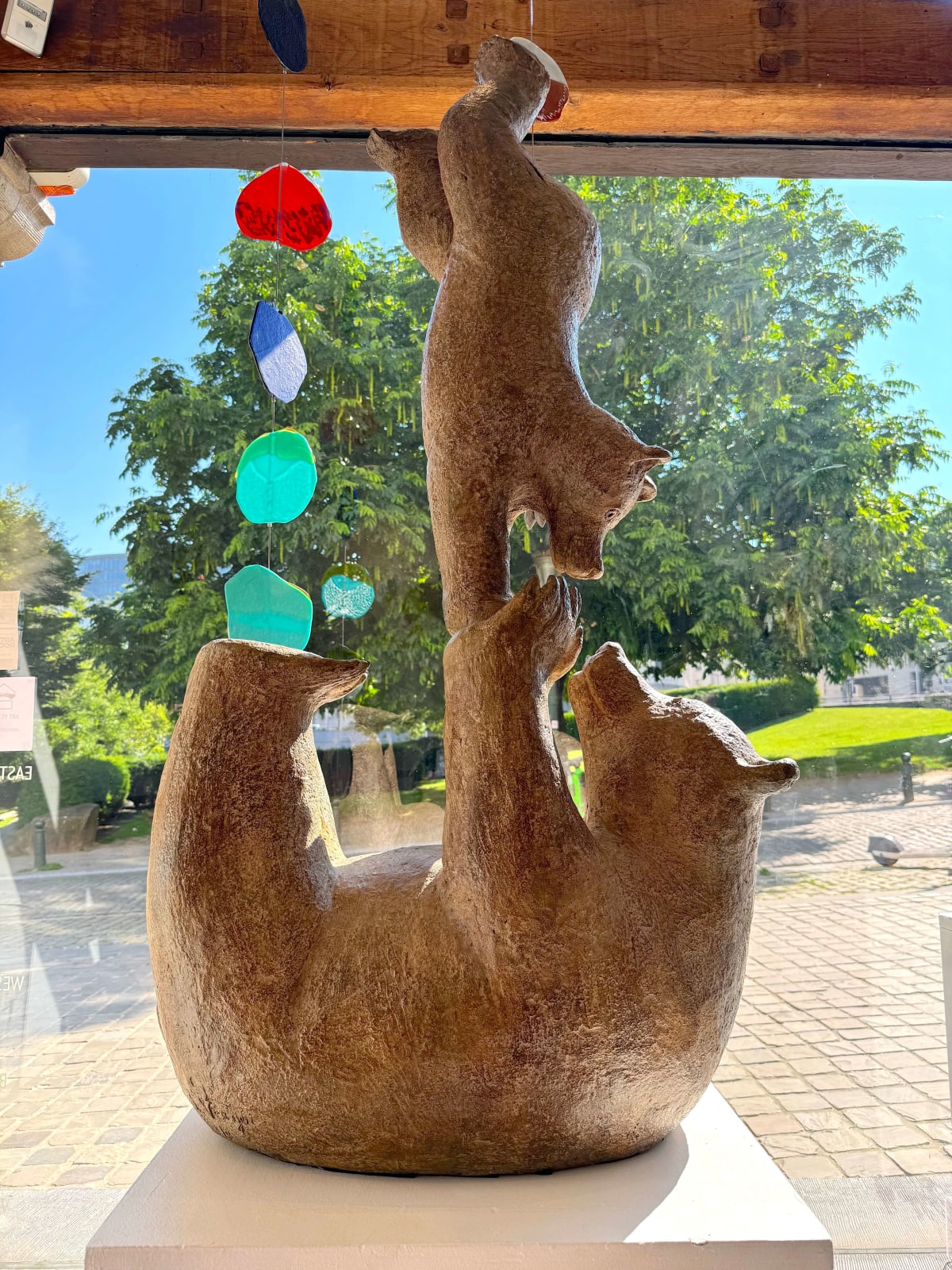 Großer Bär und sein Junges, monumentale Bärenskulptur, Bärensammlung, Gartenskulptur, zeitgenössische Bronze-Tierskulptur, Sophie Verger Art Yi Art Gallery Brüssel