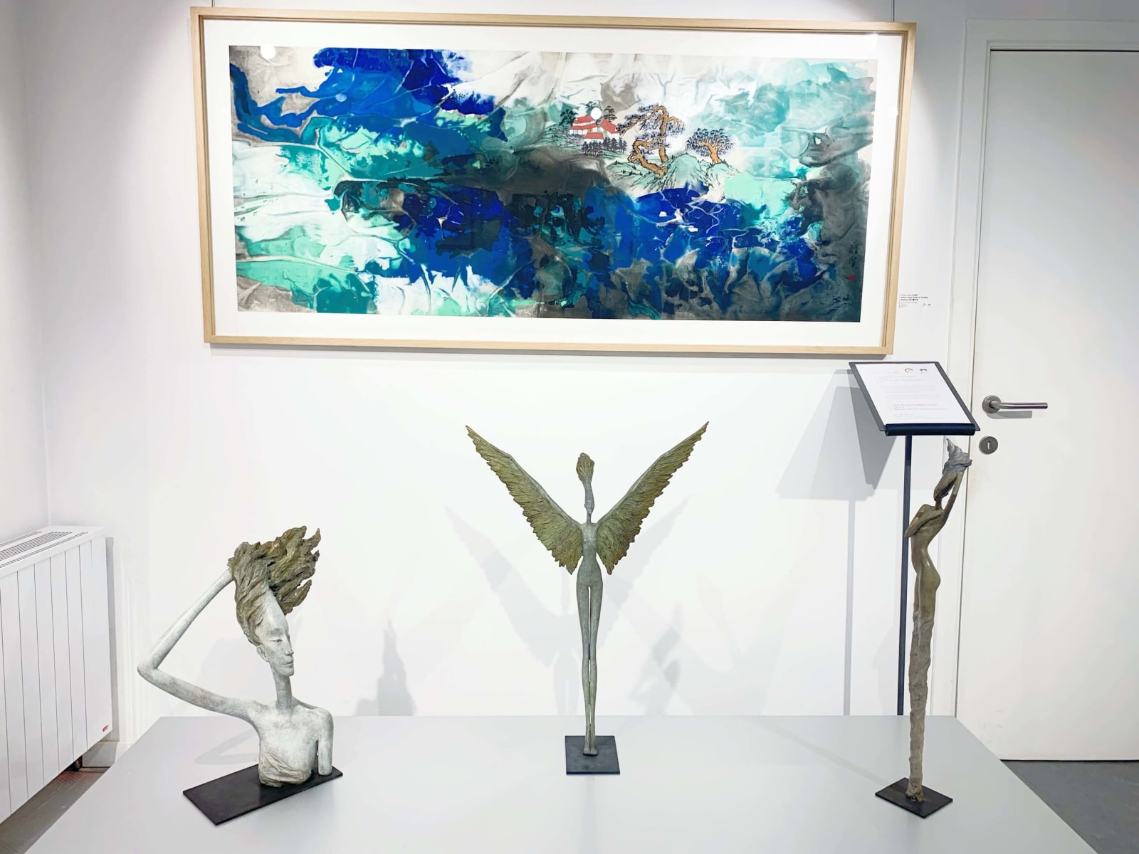 winderig hedwige leroux hedendaagse beeldhouwkunst bronzen kunst mooie en fijne naakte vrouw of engel met wapperend haar en jurk art gallery brussel