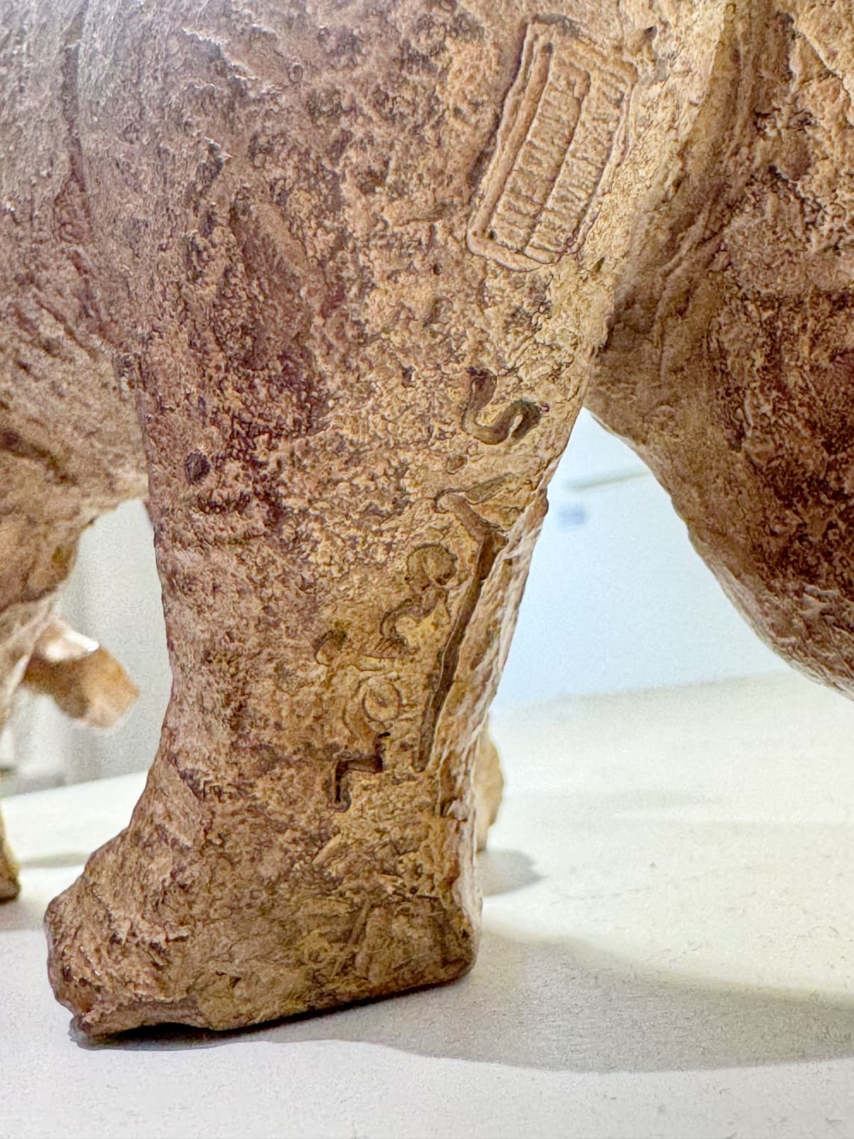 Dans la savane sculpture éléphant famille d'éléphants sculpture de Sophie Verger sculpture en bronze sculpture animalière sculpture contemporaine art une famille d'éléphant marchant ensemble tout en bonheur Galerie d'art Yi Galerie d'art de Bruxelles