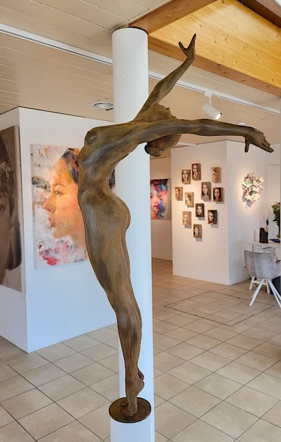 Schüttel alles mit mir ab Marc de Corte Skulptur einer tanzenden Frau Tanzskulptur Mädchenskulptur Gartenskulptur Bronzeskulptur zeitgenössische Skulptur Art Yi Galerie Brüsseler Kunstgalerie