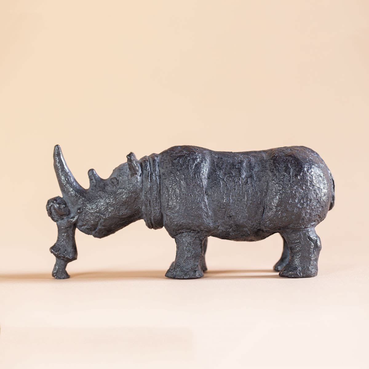 Moi et mon rhinocéros sculpture enfant sculpture fille sculpture animal sculpture en bronze de Sophie Verger à la galerie Art Yi à Bruxelles