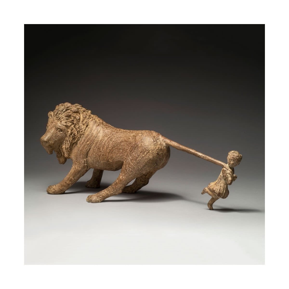 Jeanne et leeuw sculptuur met klein meisje sculptuur Sophie Verger prachtig bronzen sculptuur dierensculptuur hedendaagse sculptuur Art Yi-galerij Brusselse kunstgalerij