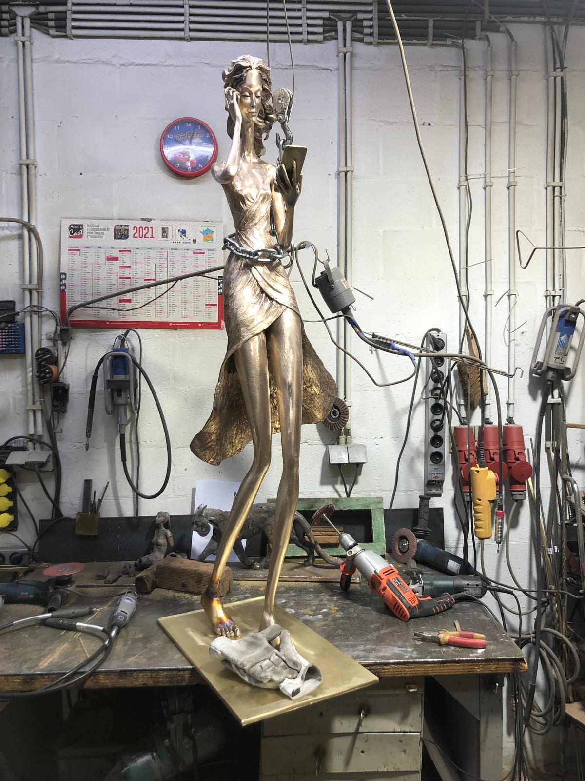 dietro le quinte hedwige leroux scultura contemporanea arte giardino scultura belle e ben vestite donne scultura in bronzo che guardano il suo smartphone scultura a grandezza umana di ragazza art yi galleria d'arte brussels