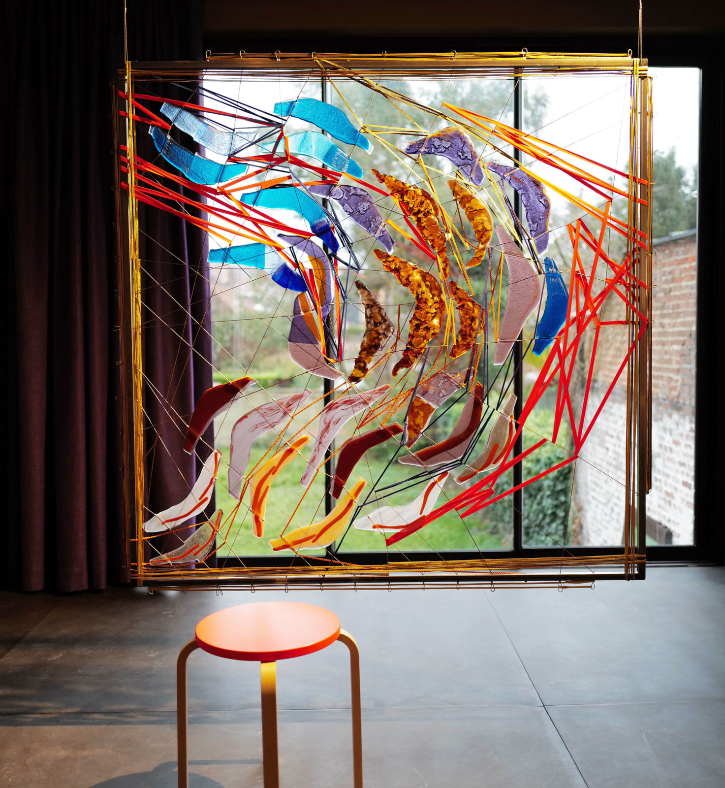 tussen de lijnen hedendaagse kunst wandinstallatie glaskunst mixed media maison Fabienne Decornet interieur abstracte kunst rode en gouden vissen Art Yi-galerij Kunstgalerij Brussel