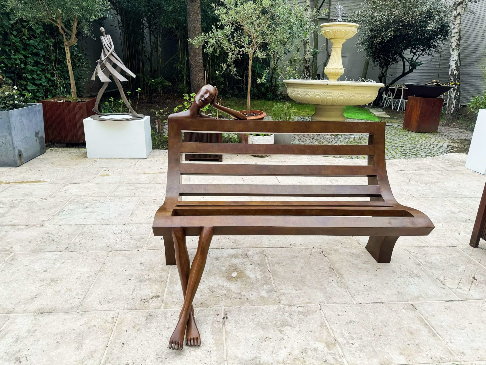 Daydream-Bankskulptur Isabel Miramontes monumentale Bronzeskulptur für Gartenskulptur Gartengestaltung Gartenkunst Außengestaltung im Hotel Barsey von Warwick in Brüssel Art Yi-Galerie Brüsseler Kunstgalerie