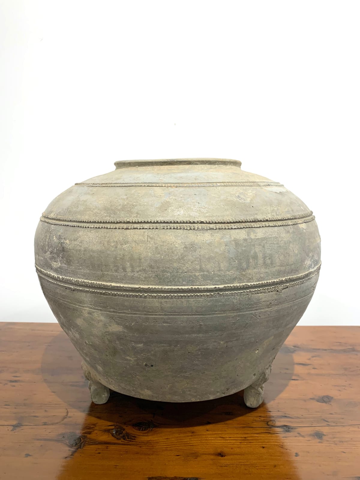 Dynastie des han pot gris argenté sur 3 pattes art de la poterie antique chinoise antique yi galerie d'art de bruxelles