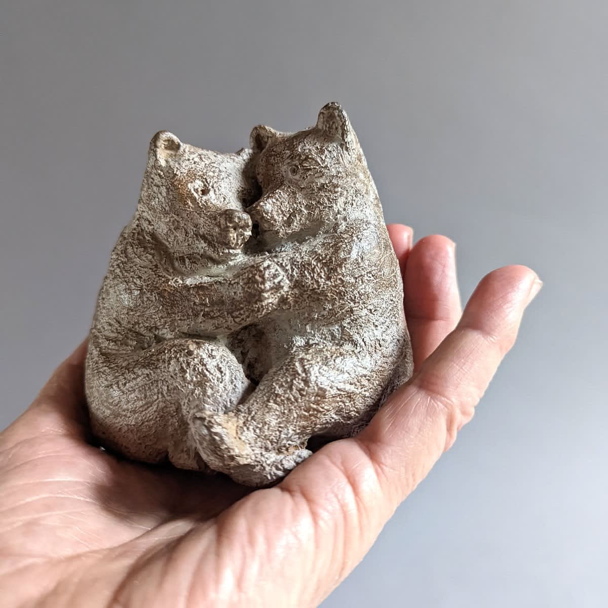 Twee beren verstrengelen schattige beren kussen en knuffelen samen beerbeeldhouwwerk beercollectie hedendaags bronzen dierenbeeldhouwwerk sophie verger kunst yi brusselse kunstgalerij