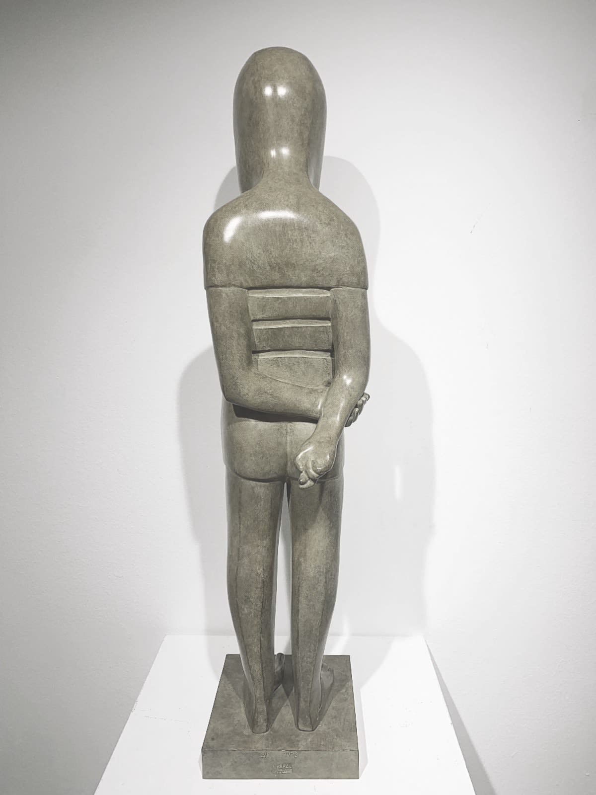 Le petit homme Isabel Miramontes bon garçon mignon sculpture garçon debout avec des figures sculpture figurative sculpture contemporaine art Galerie Art Yi Galerie d'art de Bruxelles