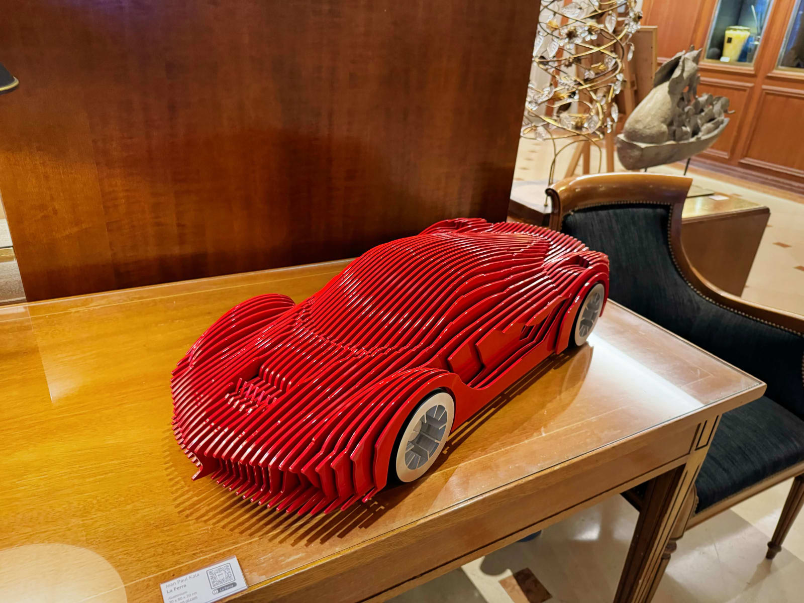 La Ferra, roter Ferrari, zeitgenössische Autoskulptur, Luxusautosammlung, Autoskulptur, Rennwagenmodell, Metallkunst, Jean Paul Kala, Art Yi Gallery, Brüssel