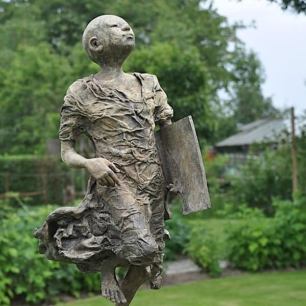 De ontbrekende schakel lieven d'haese hedendaagse bronzen sculptuur een jongen sculptuur puzzel sculptuur Art Yi kind sculptuur kinderdroom kunstgalerie in brussel tuinbeeld kunst tuinontwerp