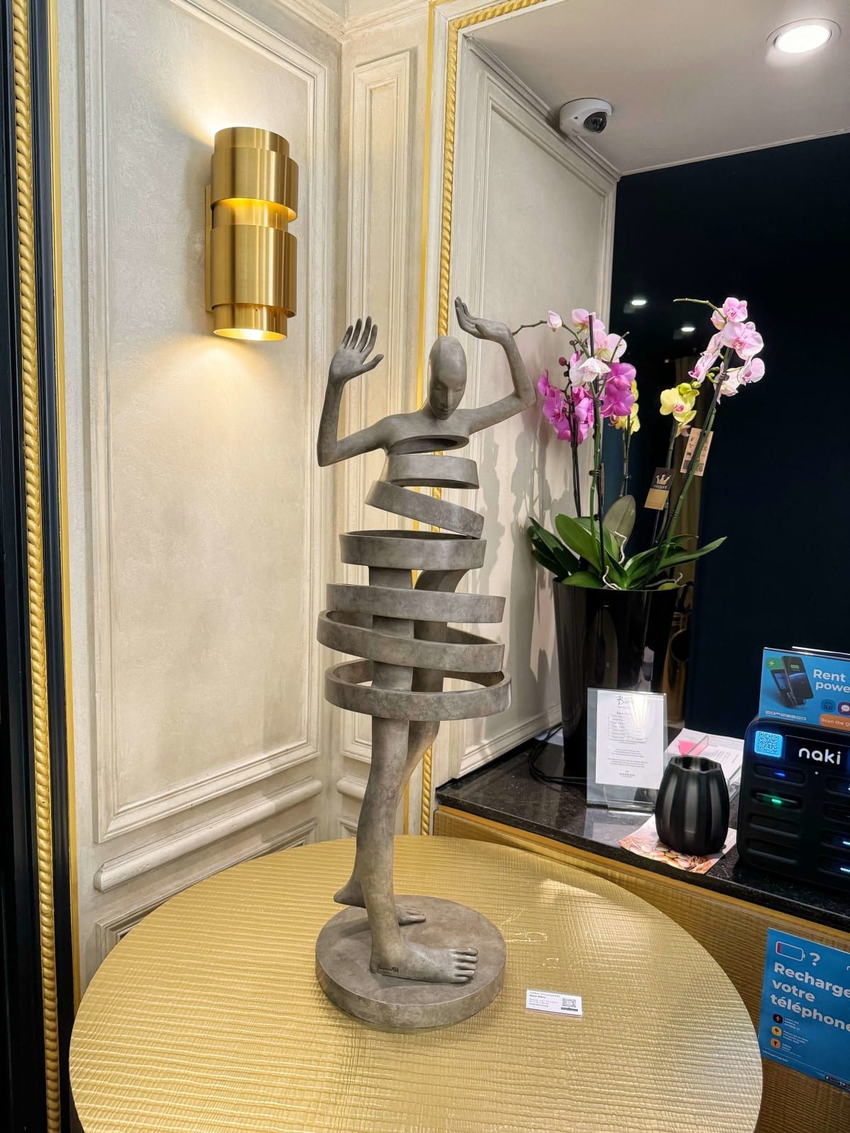 Neue Mira-Tänzerin-Skulptur Isabel Miramontes Gartenskulptur zeitgenössische Skulptur Bronzeskulptur Innenarchitektur im Hotel Barsey von Warwick Art Yi Galerie Brüsseler Kunstgalerie