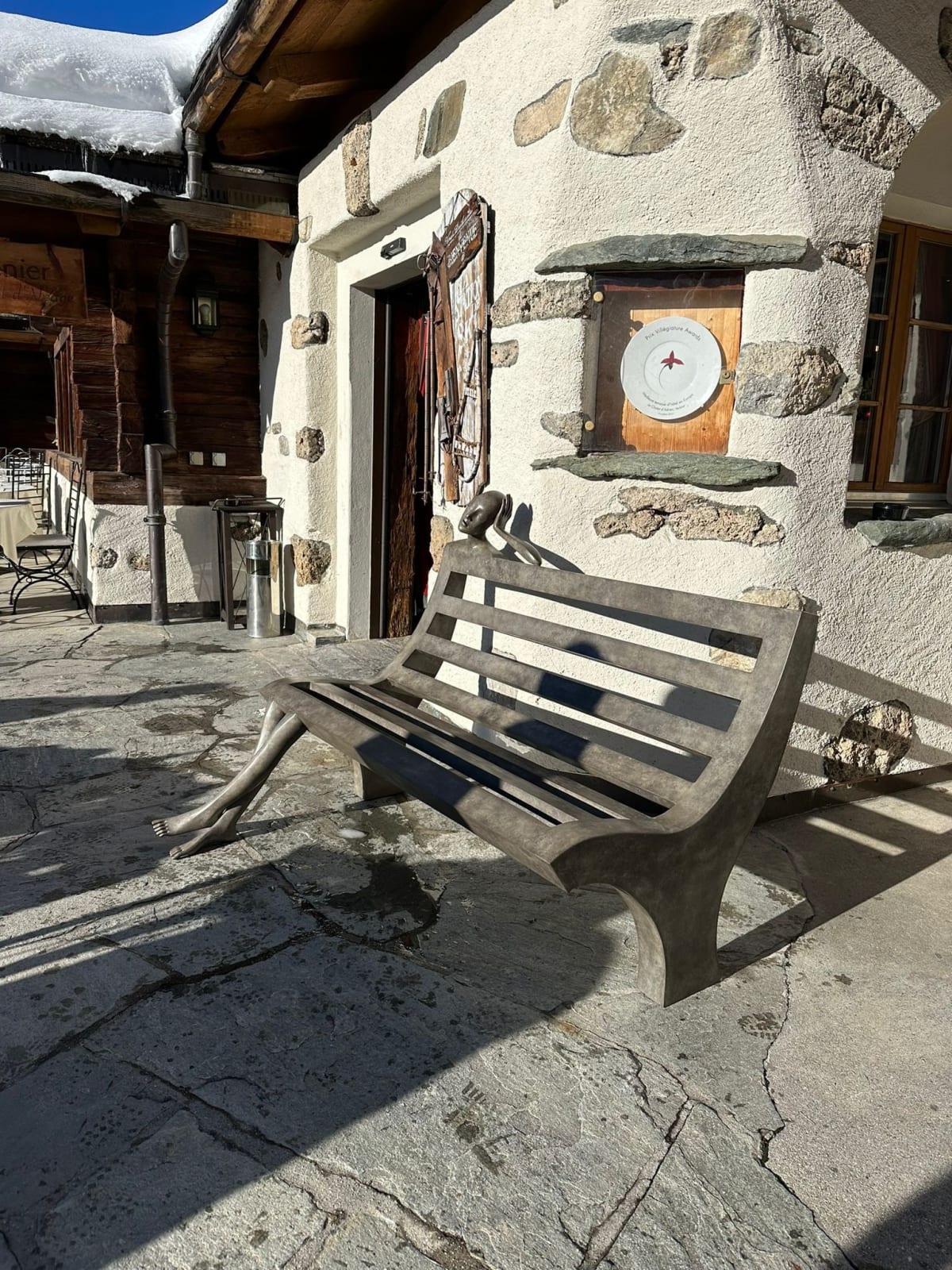 Daydream bankstoel abstract eigentijds brons tuinbeeld monumentaal beeldhouwwerk isabel miramontes tuindecoratie ontwerp zwembad stoel kunst yi galerij brussel