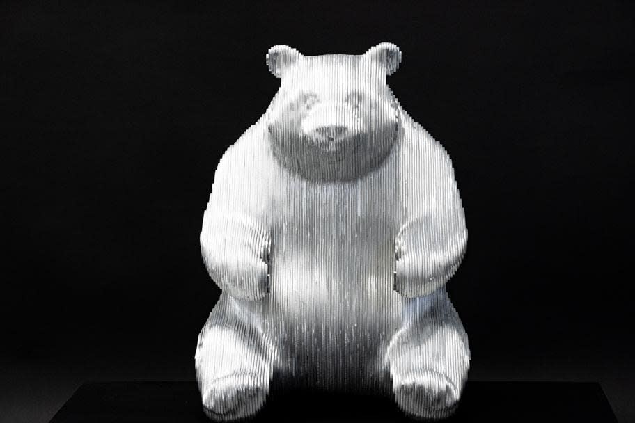sculpture de panda en bambou sculpture animale contemporaine akanda jean paul kala art en aluminium sculpture contemporaine art de jardin Galerie Art Yi Galerie d'art de Bruxelles