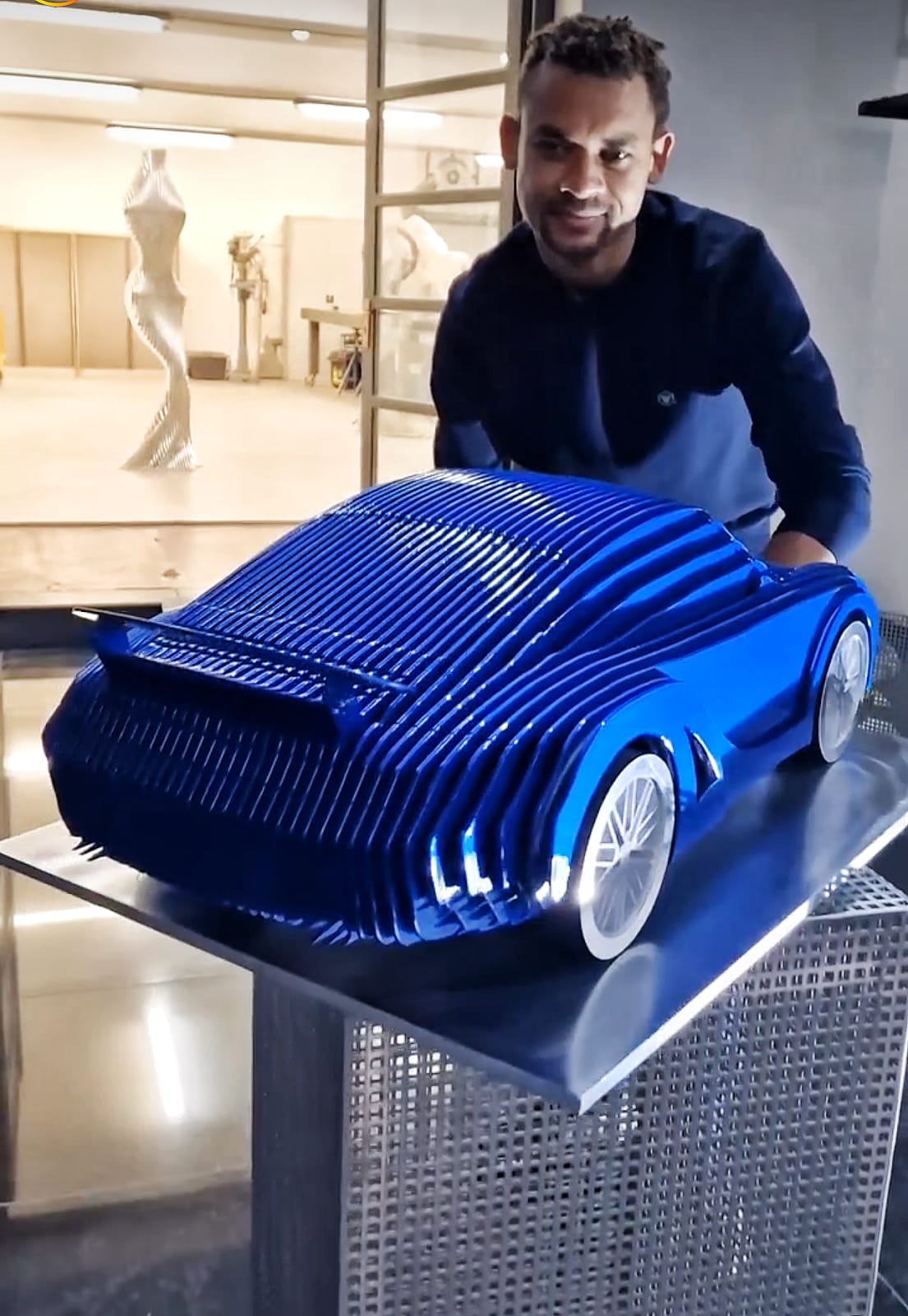 Safari blauwe luxe raceauto sculptuur Jean Paul Kala hedendaagse auto sculptuur Art Yi-galerij Kunstgalerij Brussel