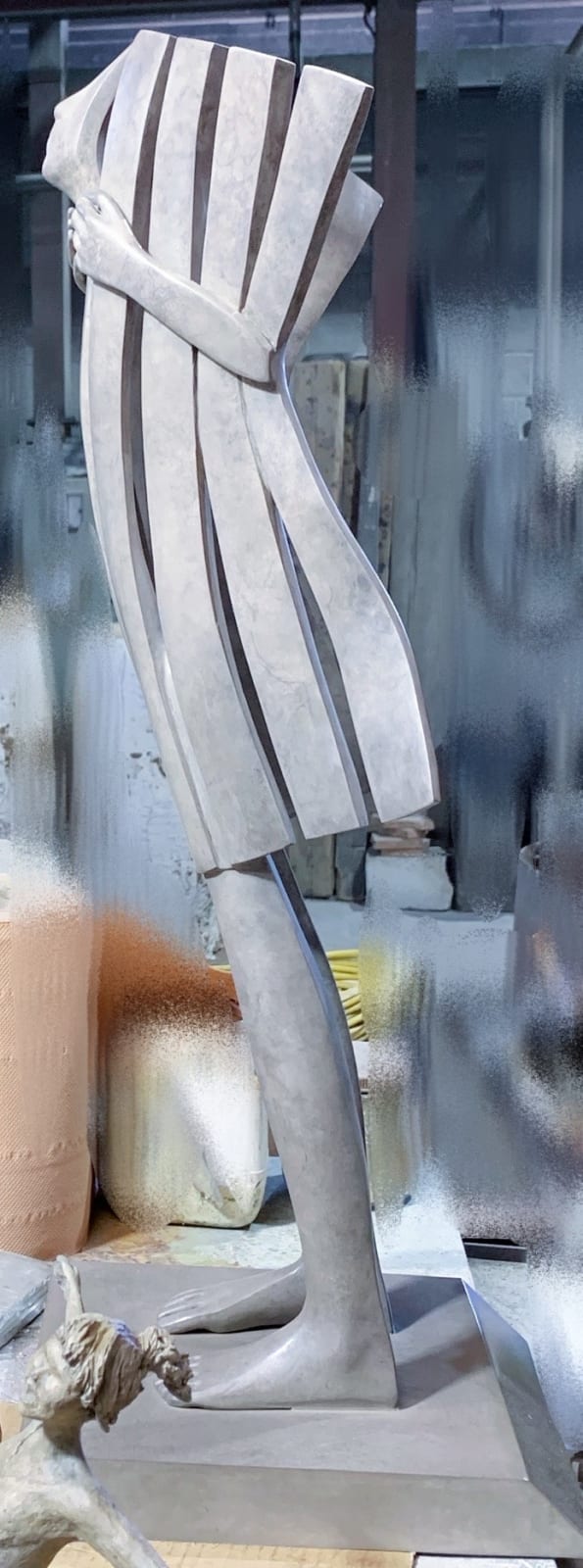Isabel Miramontes hedendaagse bronzen sculptuur abstracte kunst sculptuur decoratie design minimalisme een figuur aan zee sculptuur tegen de wind stijgt