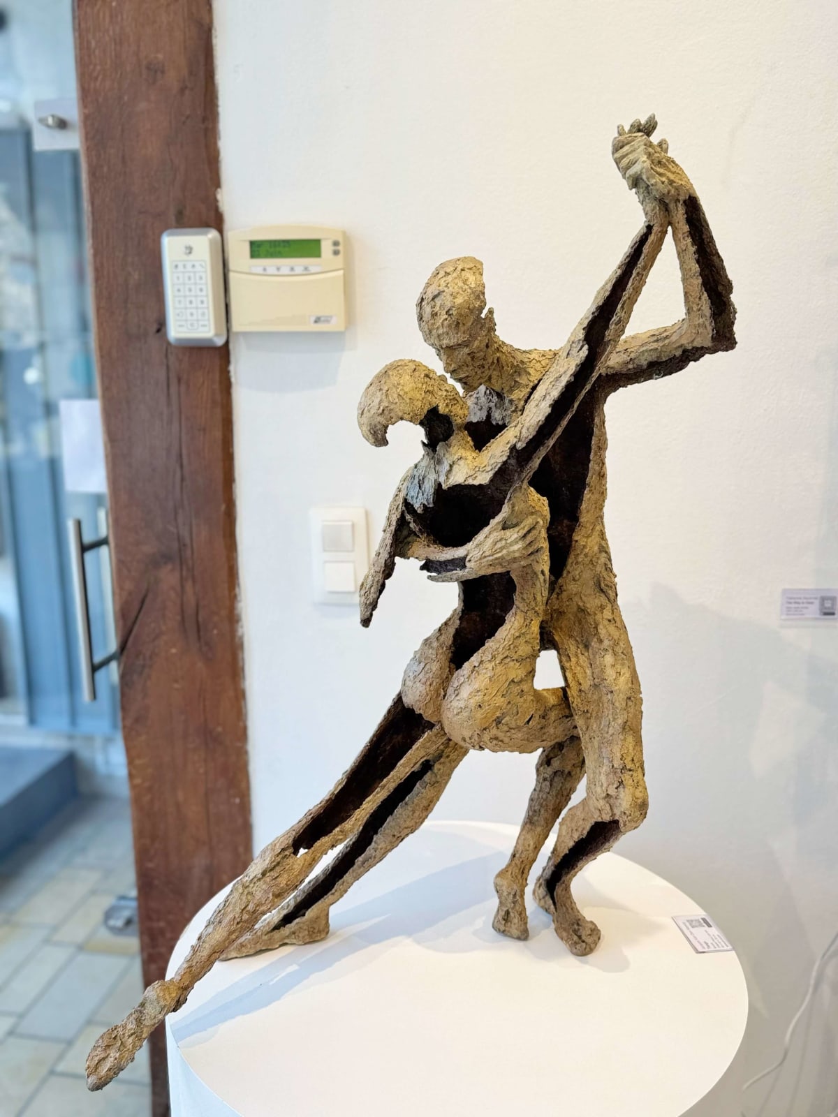 muzikant gitarist beeldhouwkunst jacques van den abeele kunstgalerie in brussel