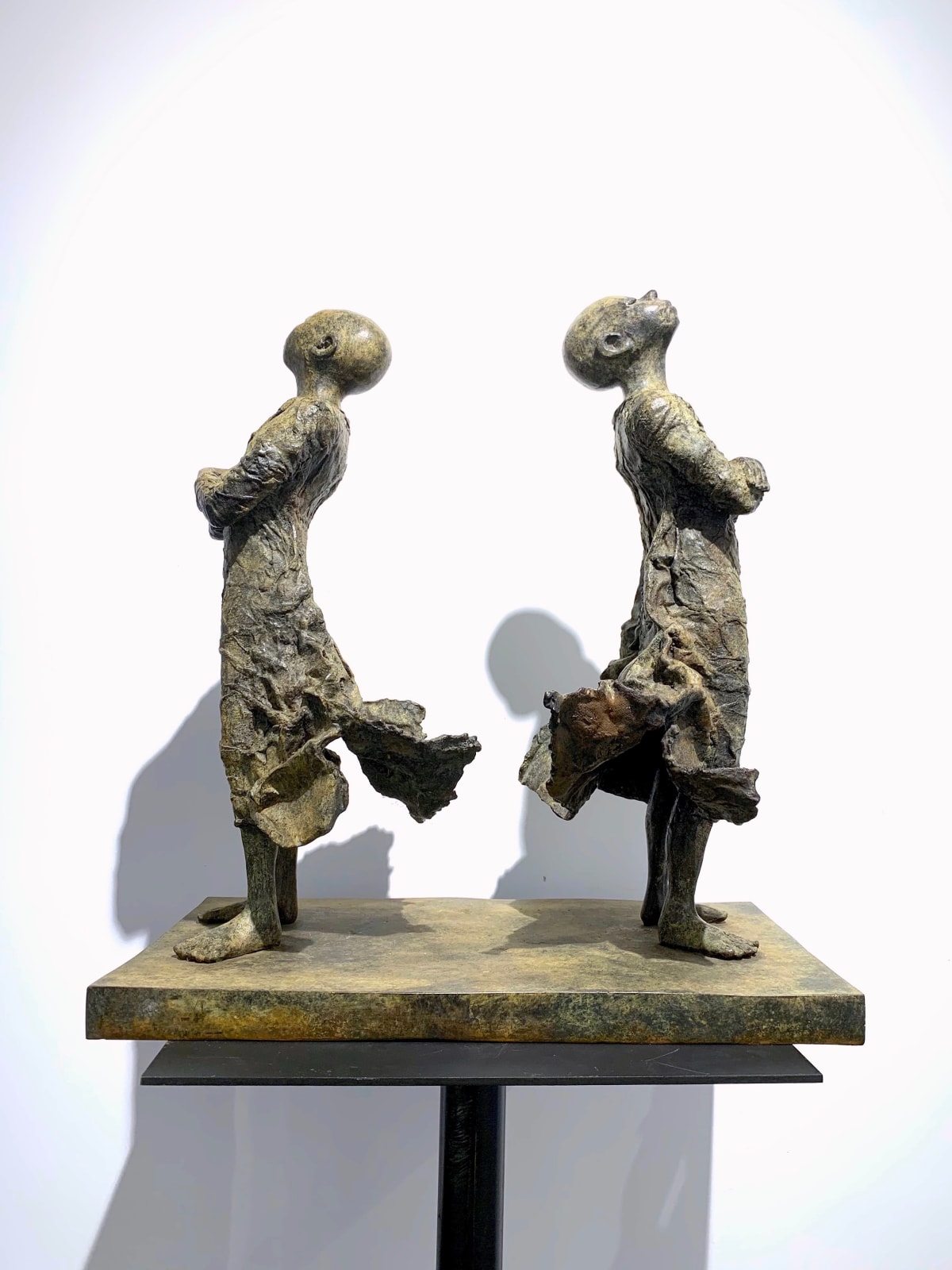 cirkel lieven d'haese hedendaagse bronzen sculptuur van twee jongens staand in de wind kindersculptuur kinderdroom Art Yi kunstgalerie in brussel