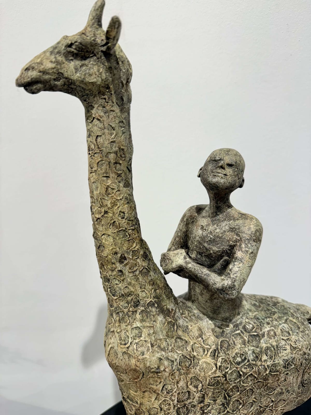Sculpture girafe à deux pattes lieven D'haese sculpture contemporaine sculpture en bronze d'un petit garçon qui monte une girafe sculpture animalière sculpture enfant rêve enfance Galerie d'art Yi Galerie d'art de Bruxelles