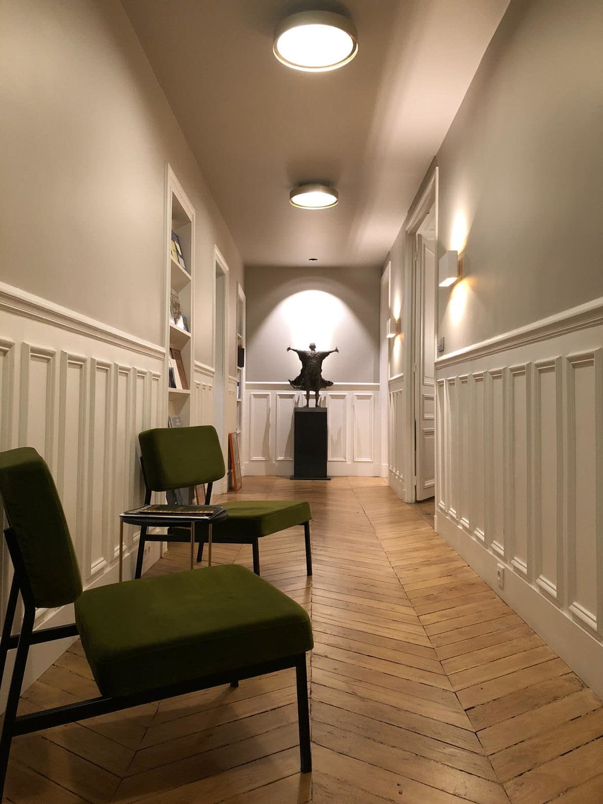 IIXV lieven d'haese hedendaags bronzen beeld een jongen die zijn arm opent tegen de wind om een nieuw avontuur te omarmen kindbeeldhouwwerk kinderdroombeeldhouwwerk tuinbeeld tuinkunstontwerp Art Yi kunstgalerie in brussel