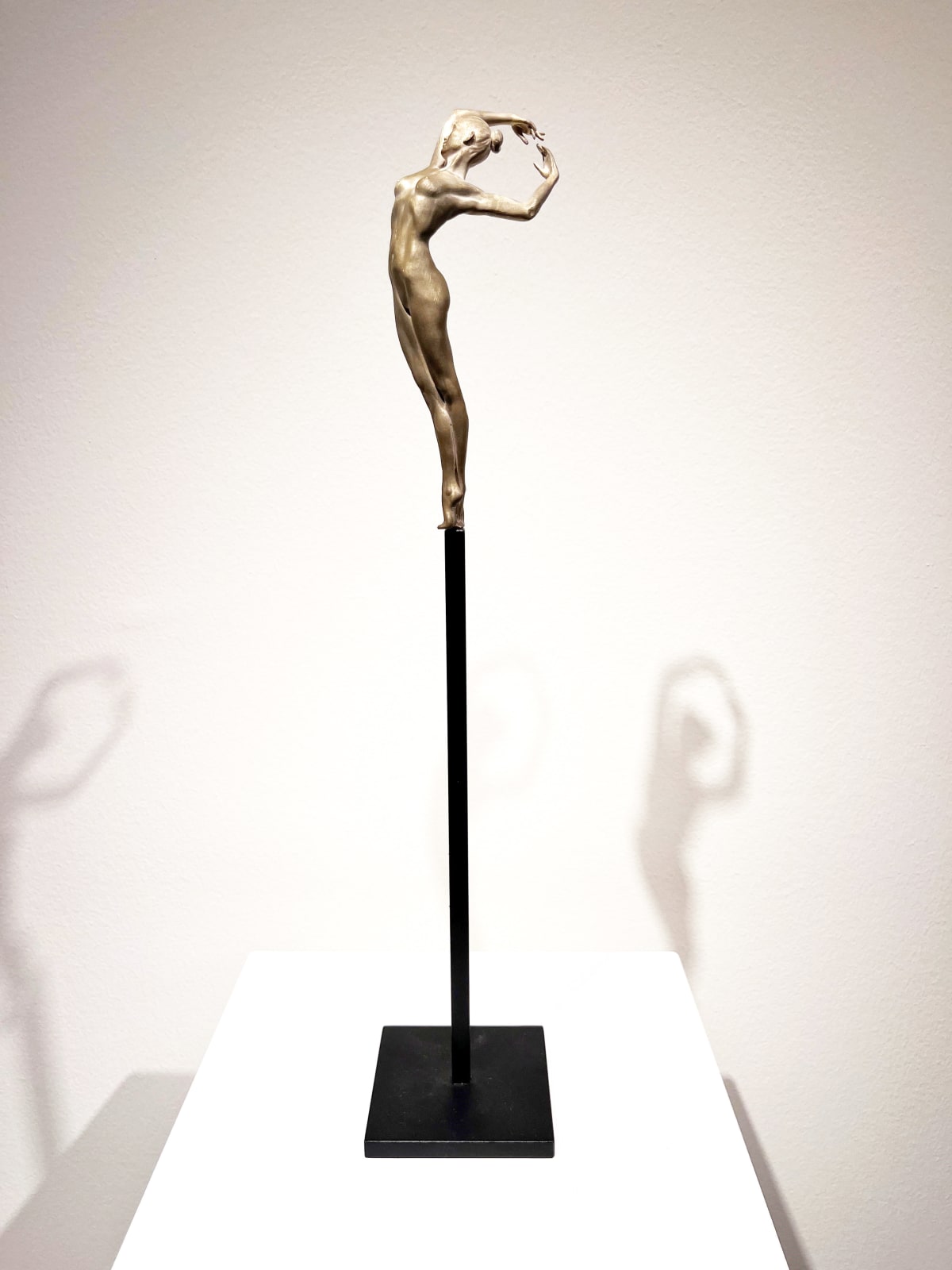 De eenvoudige manier miniatuur dansend meisje sculptuur van Marc de Corte hedendaagse bronzen sculptuur vrouwensculptuur danssculptuur in Art Yi galerie in Brussel