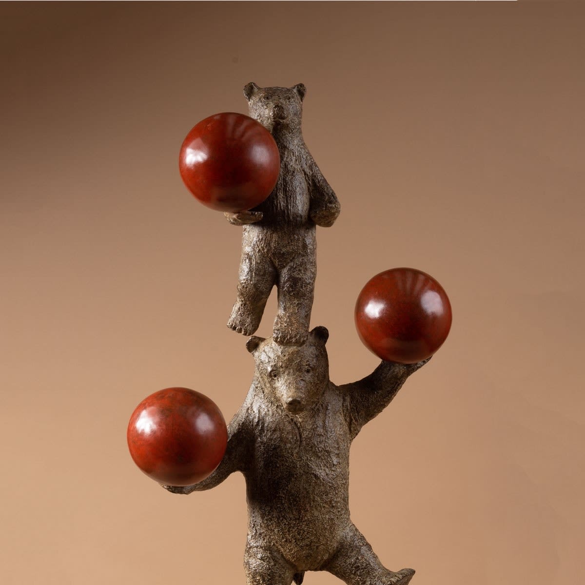 Colonne d'ours avec trois ballons Sophie Verger sculpture animalière sculpture ours amoureux des ours adorable ours sculpture de jardin sculpture de tour sculpture contemporaine sculpture en bronze Galerie Art Yi Galerie d'art de Bruxelles