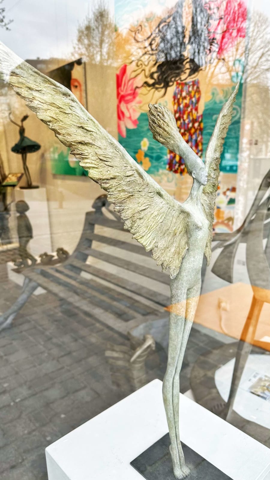 Coup de vent hedwige leroux ailée sculpture contemporaine bronze art belle et fine femme nue ou ange aux ailes volantes art yi art gallery bruxelles