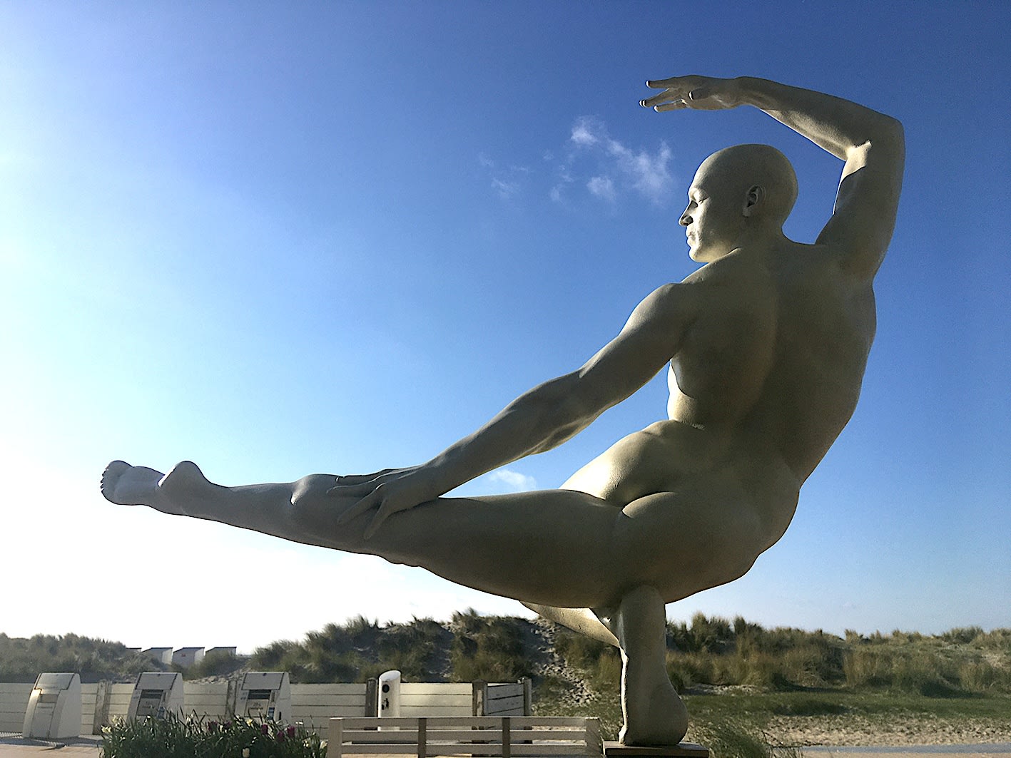 Der Weg nach vorn Skulptur Marc de Corte Sportlerskulptur Tanzskulptur Nackte menschliche Skulptur Gartenskulptur Bronzeskulptur Zeitgenössische Skulptur Art Yi Galerie Brüsseler Kunstgalerie